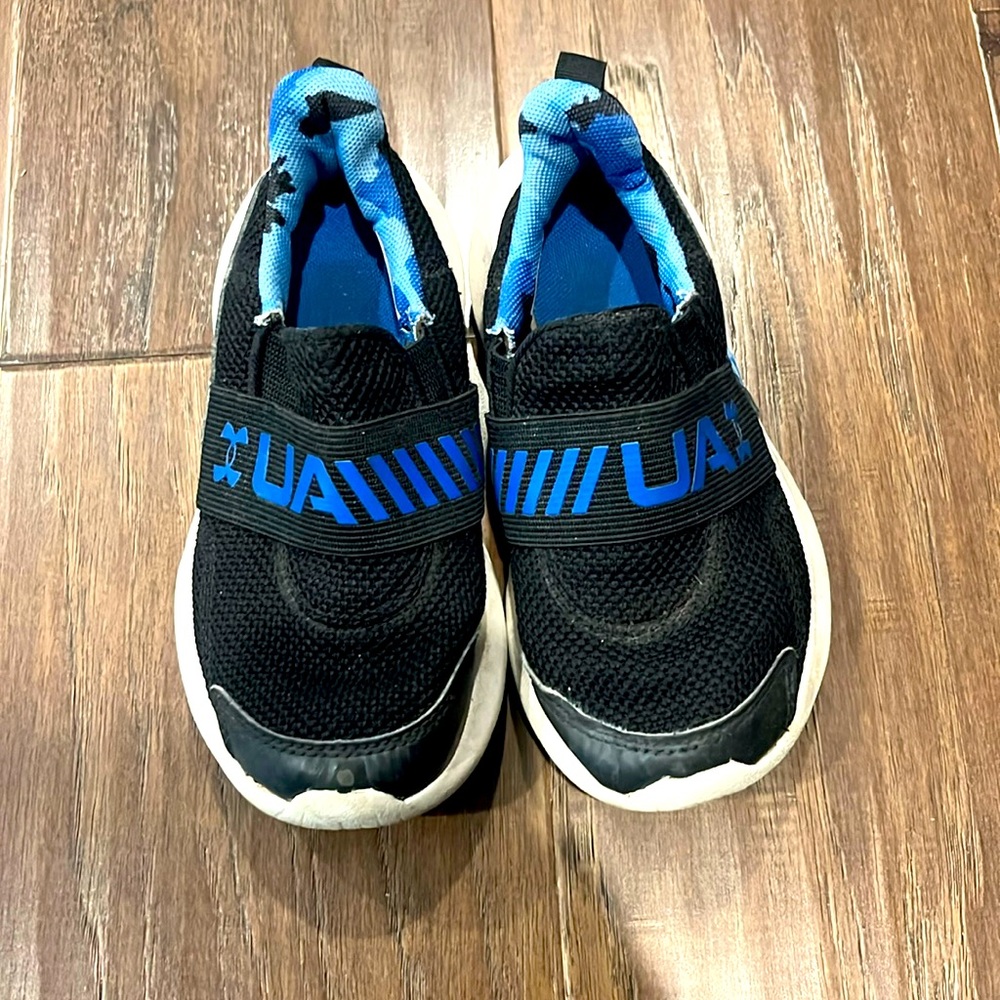 Boys Sz 11 black and blue UA shoes